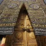 Bahan dan Warna Kiswah Kabah dari Zaman ke Zaman