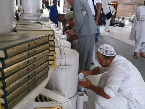 Mengapa Minum Air Zamzam Saat Sa’i Dianjurkan?